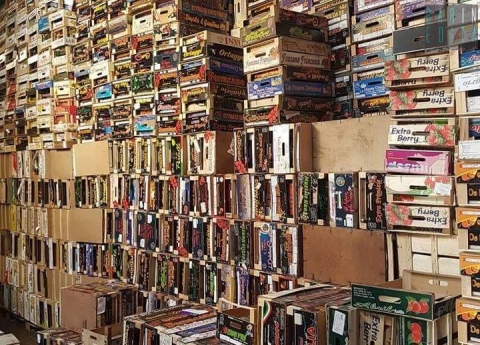 Bari, montagne di cassette della frutta alte 7 metri: �Ne custodiamo quasi 20mila�